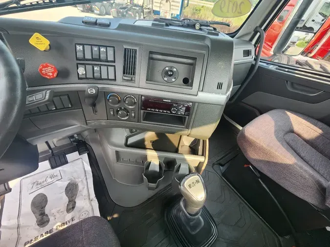 2019 VOLVO VNL64T300