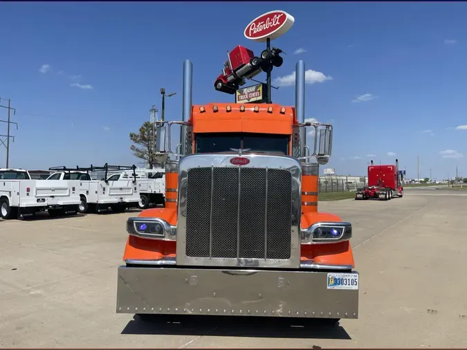 2023 Peterbilt 389