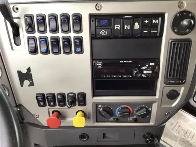 2018 MACK CXU613
