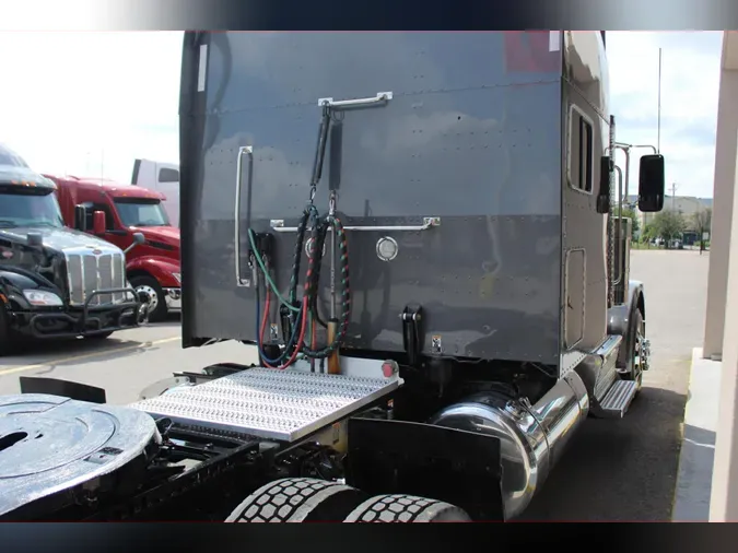 2023 Peterbilt 389
