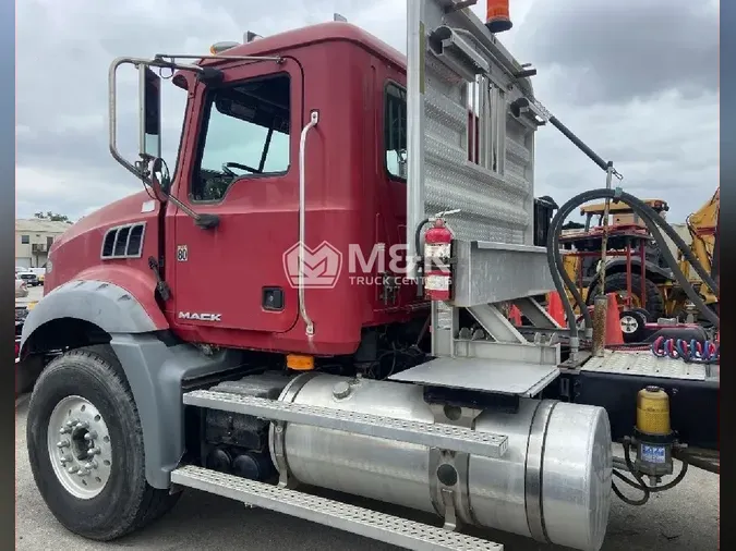 2009 MACK GU813