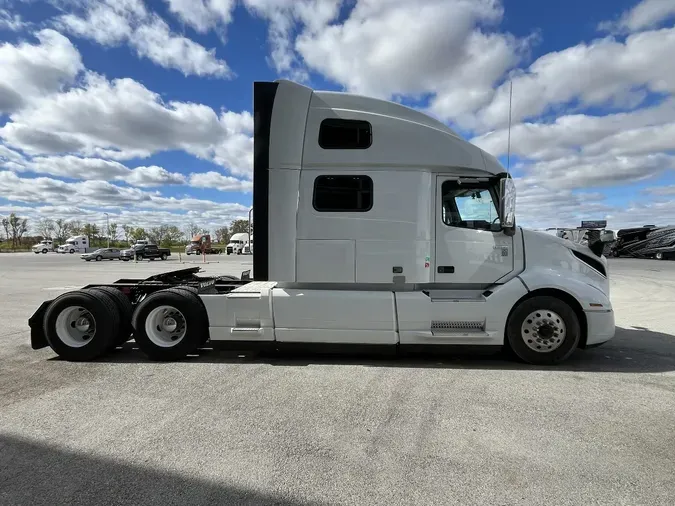 2021 VOLVO VNL64T860