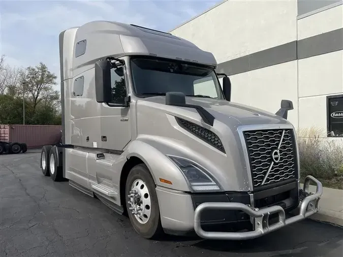 2021 VOLVO VNL64T760