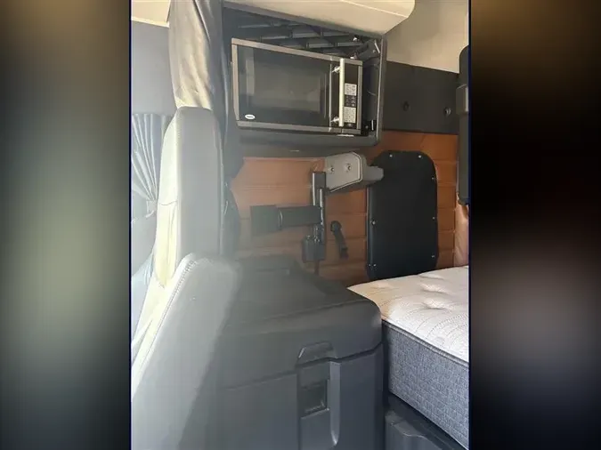 2021 FREIGHTLINER CA126