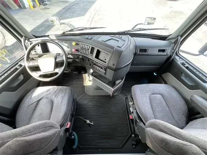 2020 VOLVO VNR640