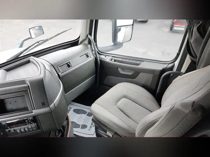 2022 VOLVO VNL760