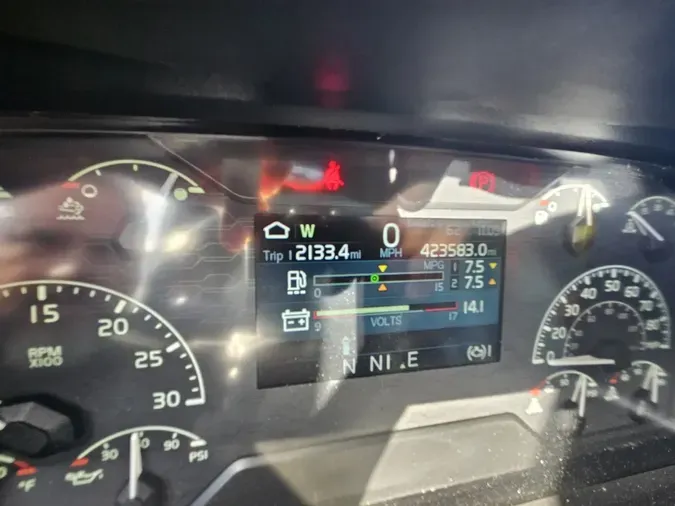 2022 VOLVO VNL64T740