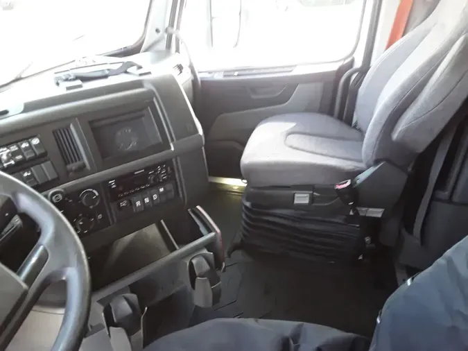2020 VOLVO VNL64T-760