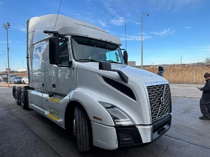 2021 VOLVO VNL64T740