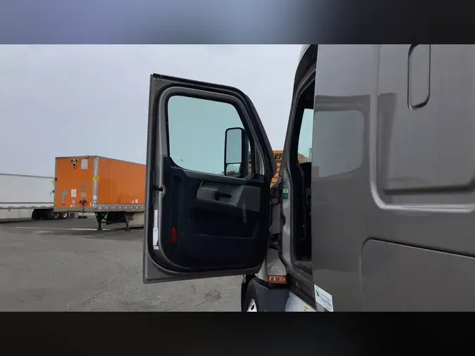 2021 Freightliner Cascadia 126