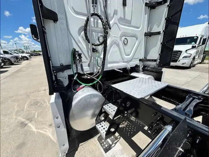 2023 Freightliner Cascadia 126