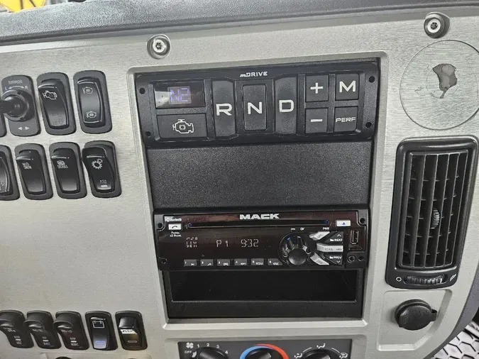 2018 MACK CXU613
