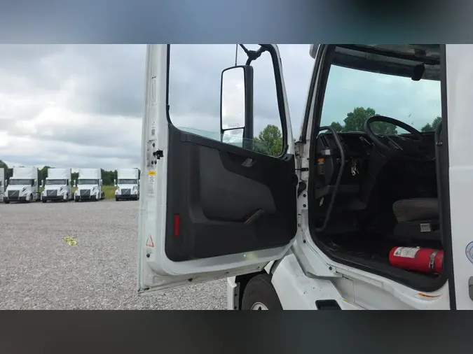 2020 Volvo VNL300e6b729a532499b3e5f0d5890840d82e1