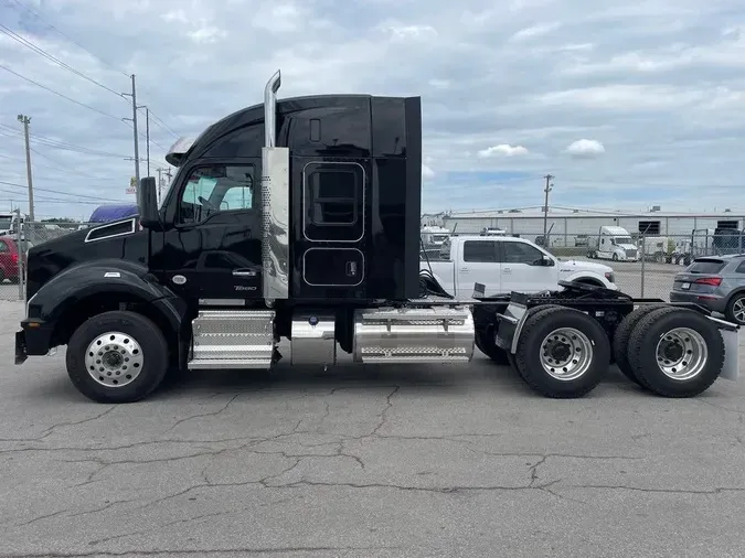 2025 Kenworth T880