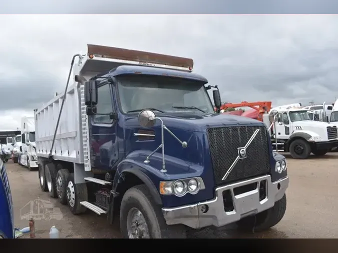 2003 VOLVO VHD104F200