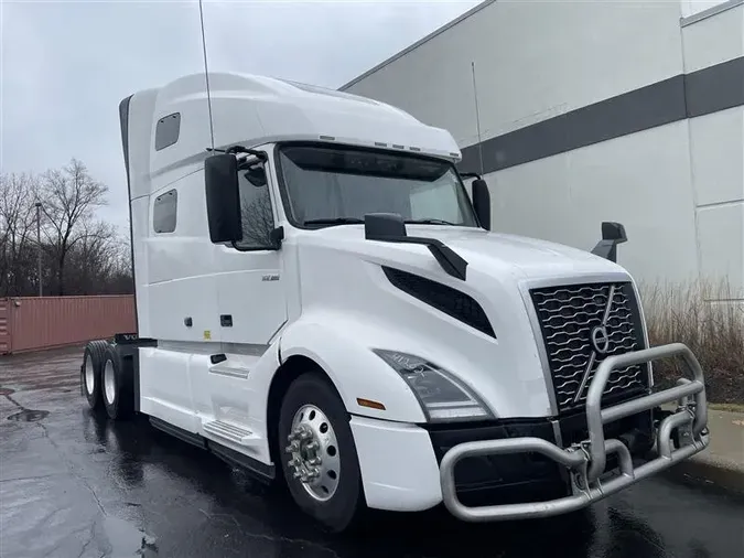 2021 VOLVO VNL64T760