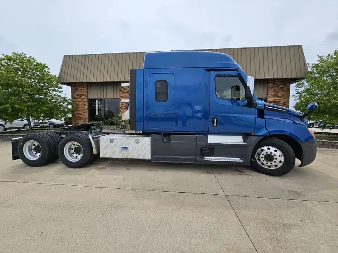 2021 FREIGHTLINER Cascadia 126