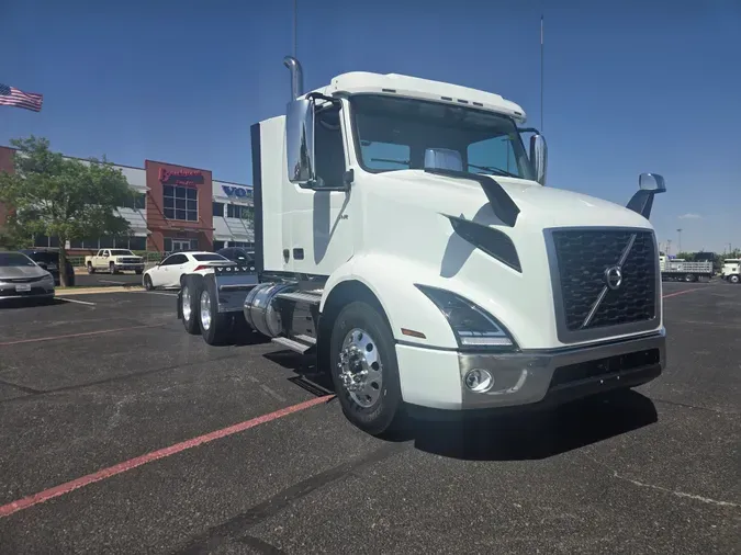 2025 VOLVO VNR64T300