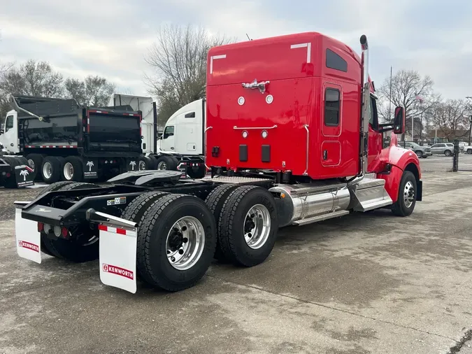 2025 Kenworth W990