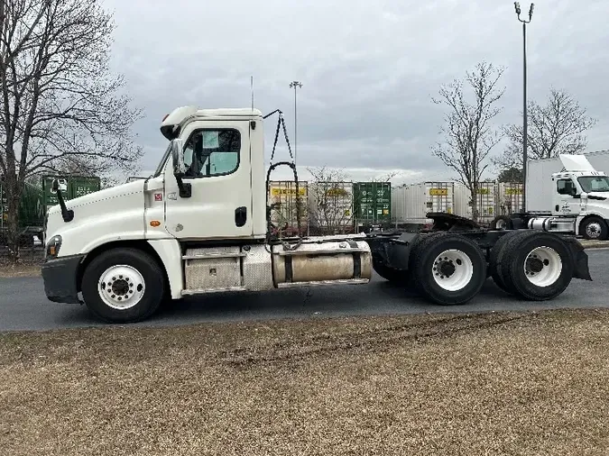 2017 Freightliner X12564ST