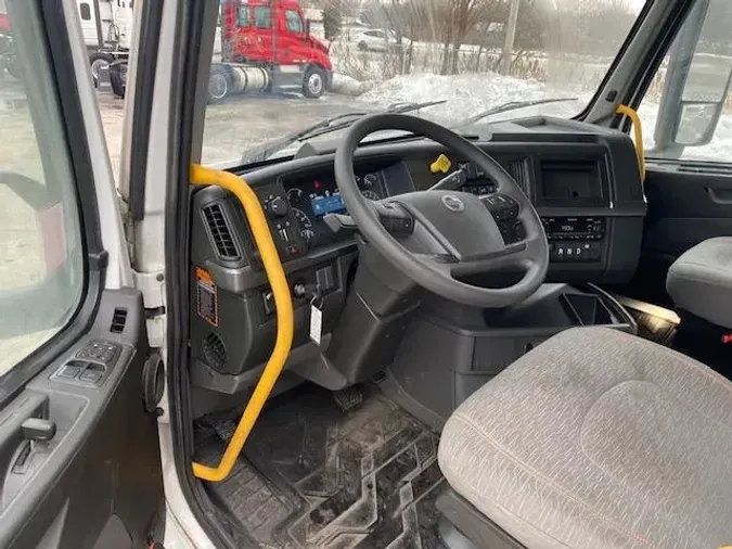 2023 Volvo VNR64T400