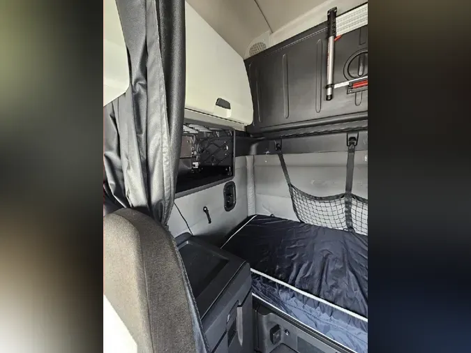 2021 FREIGHTLINER Cascadia 126