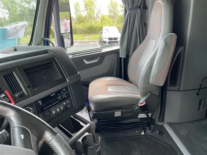 2019 VOLVO VNL760