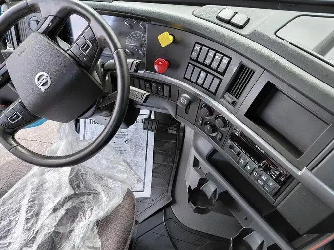 2021 VOLVO VNL64T300