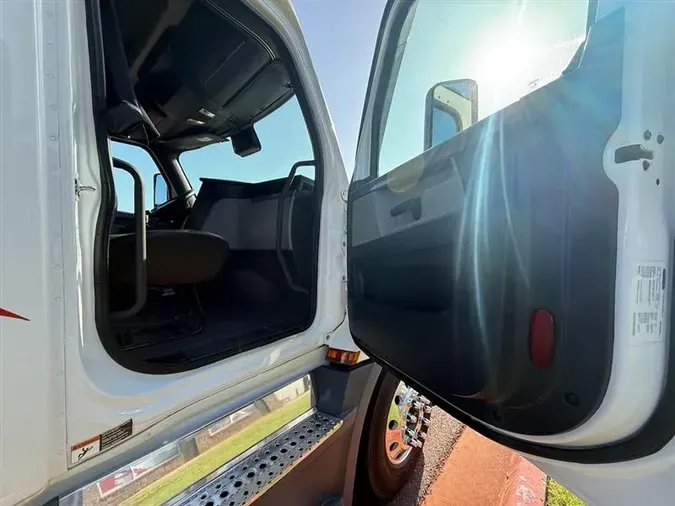 2021 FREIGHTLINER CA126e7321977434d2aa8218e034716827041