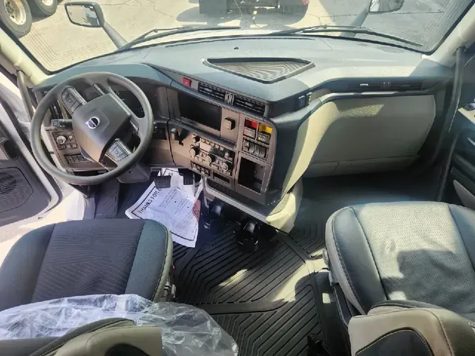 2025 VOLVO VNL64T860