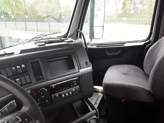 2019 VOLVO VNR42T 300