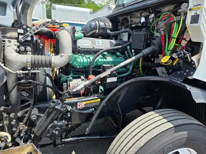 2019 VOLVO VNL64T-300