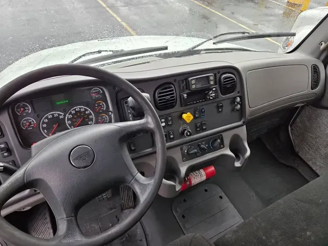 2018 FREIGHTLINER M2 106