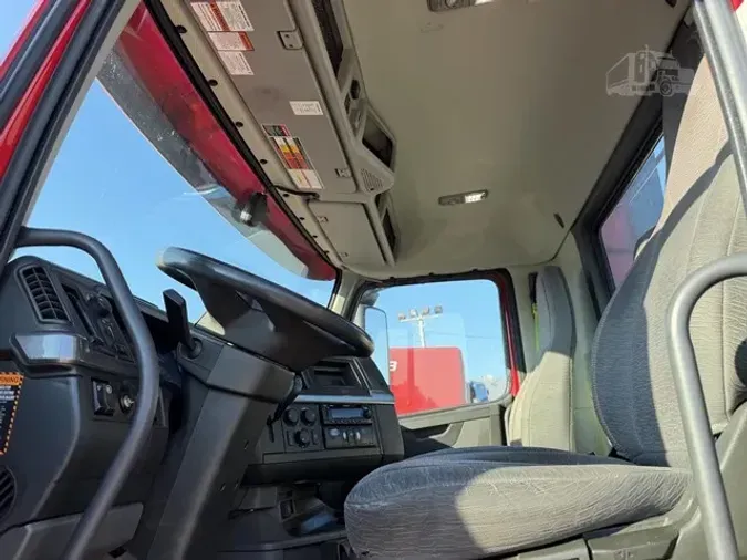2022 VOLVO VNR64T300