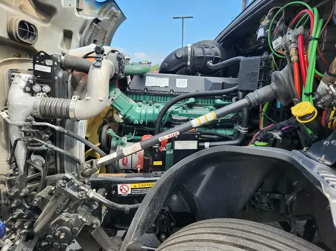 2022 VOLVO VNL64T740