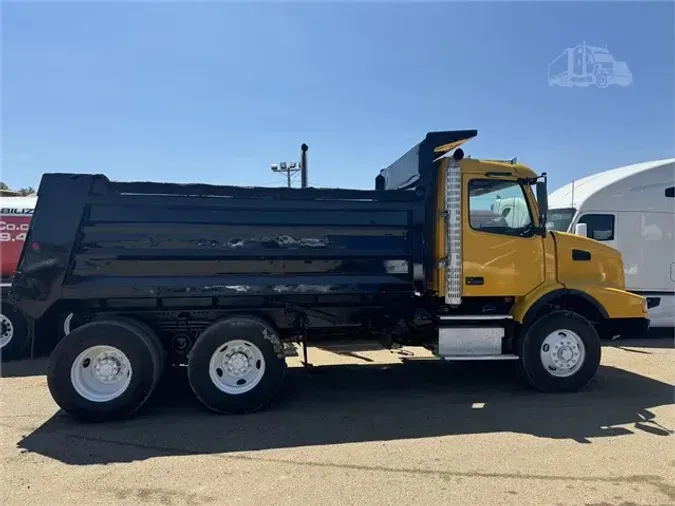 2003 VOLVO VHD64B200