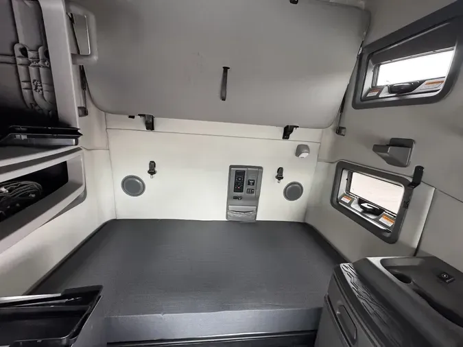 2021 VOLVO VNL64T760
