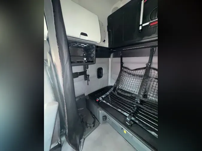 2022 FREIGHTLINER Cascadia 126