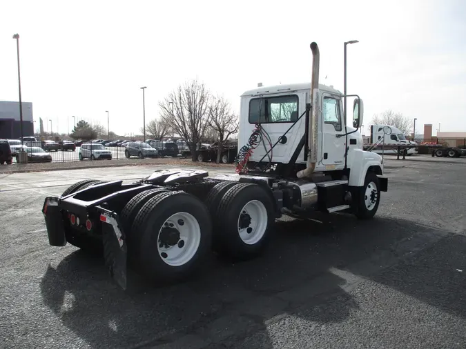 2015 MACK TRUCKS, INC. CHU600