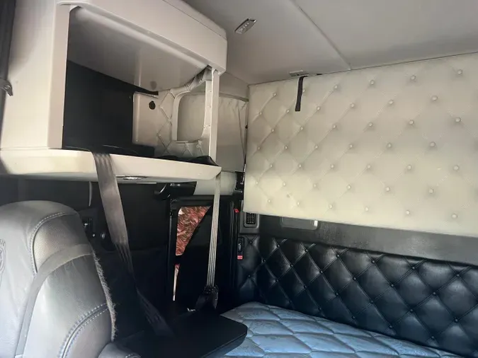 2023 Kenworth W990