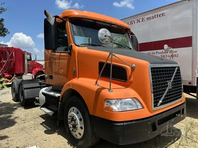 2017 VOLVO VNM64T200