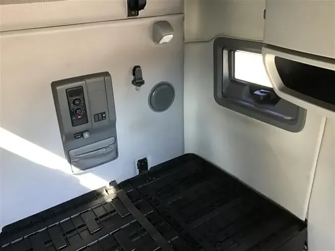 2019 VOLVO VNL760