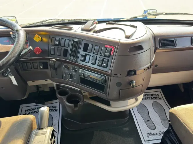 2017 VOLVO VNL64T670