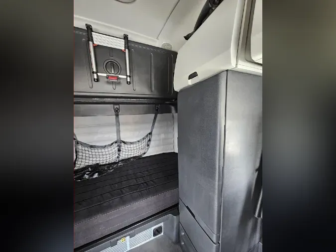 2021 FREIGHTLINER CASCADIA CA126