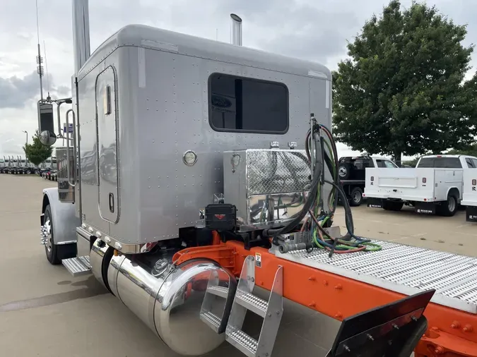 2022 Peterbilt 389