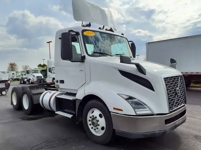 2019 VOLVO VNL64T-300
