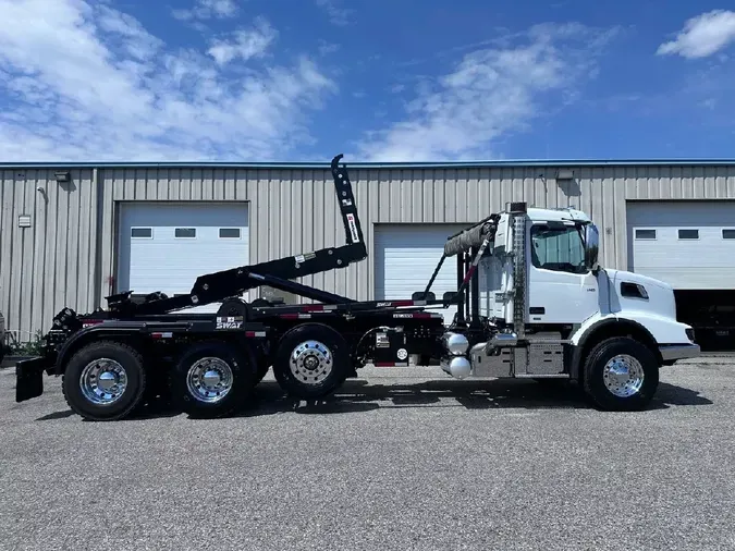 2025 VOLVO VHD84B300