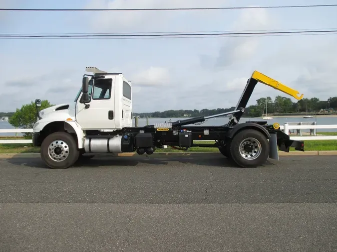 2017 INTERNATIONAL 4300