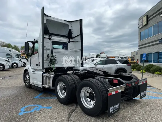 2025 VOLVO VNL64T300