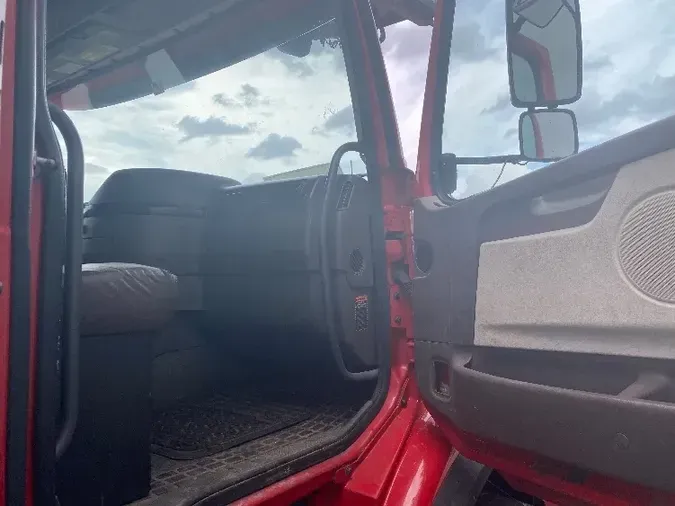 2014 VOLVO VHD64B